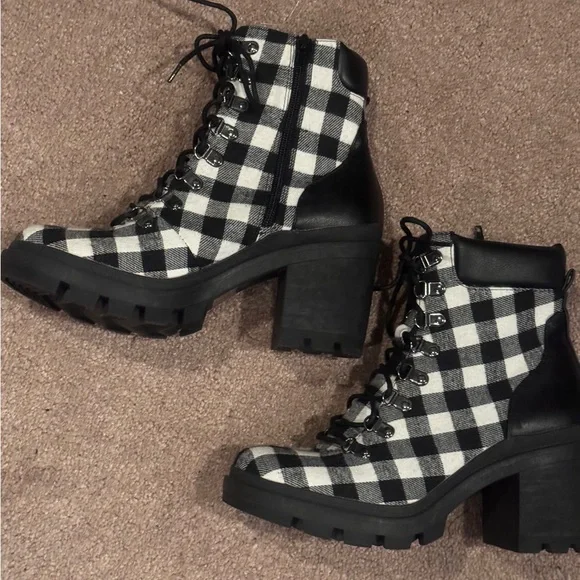 Black and White Size 9 Checkered Women's Boots - Picture 4 of 4